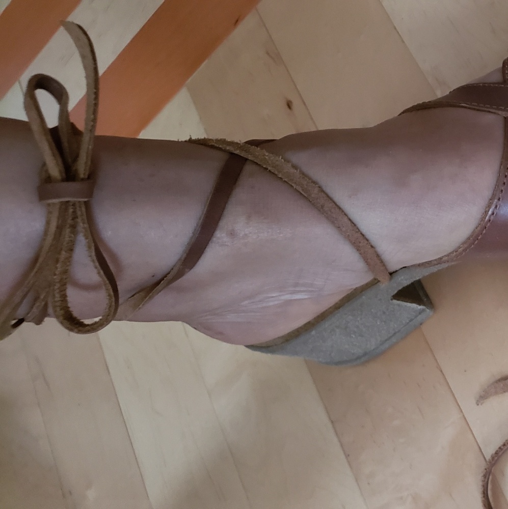 Vintage 👋👋 FUN🎶🎵 Tie up sandles  🔥🔥